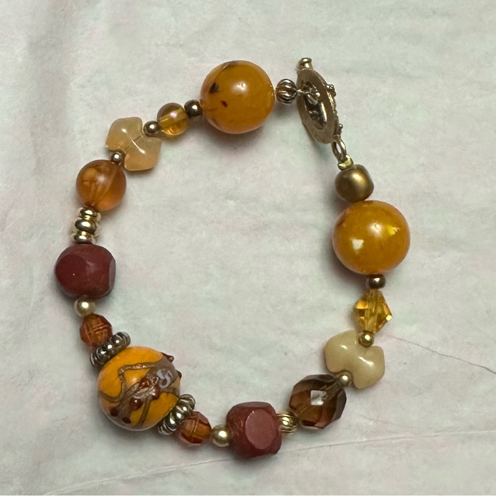 Brown beaded 8 in bracelet. decorative details on some beads. Costume jewelry